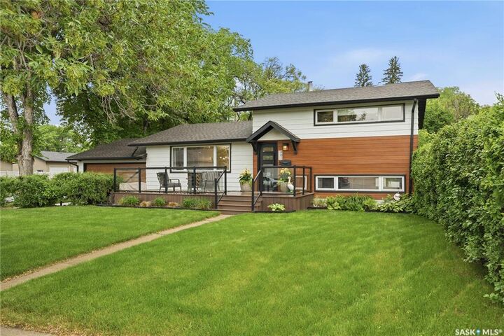 Property Photo:  901 Glasgow Street  SK S7J 0N9 