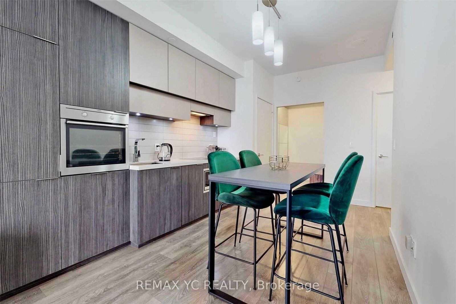 Property Photo: 8 Eglinton Avenue E 2212 ON M4P 0C1