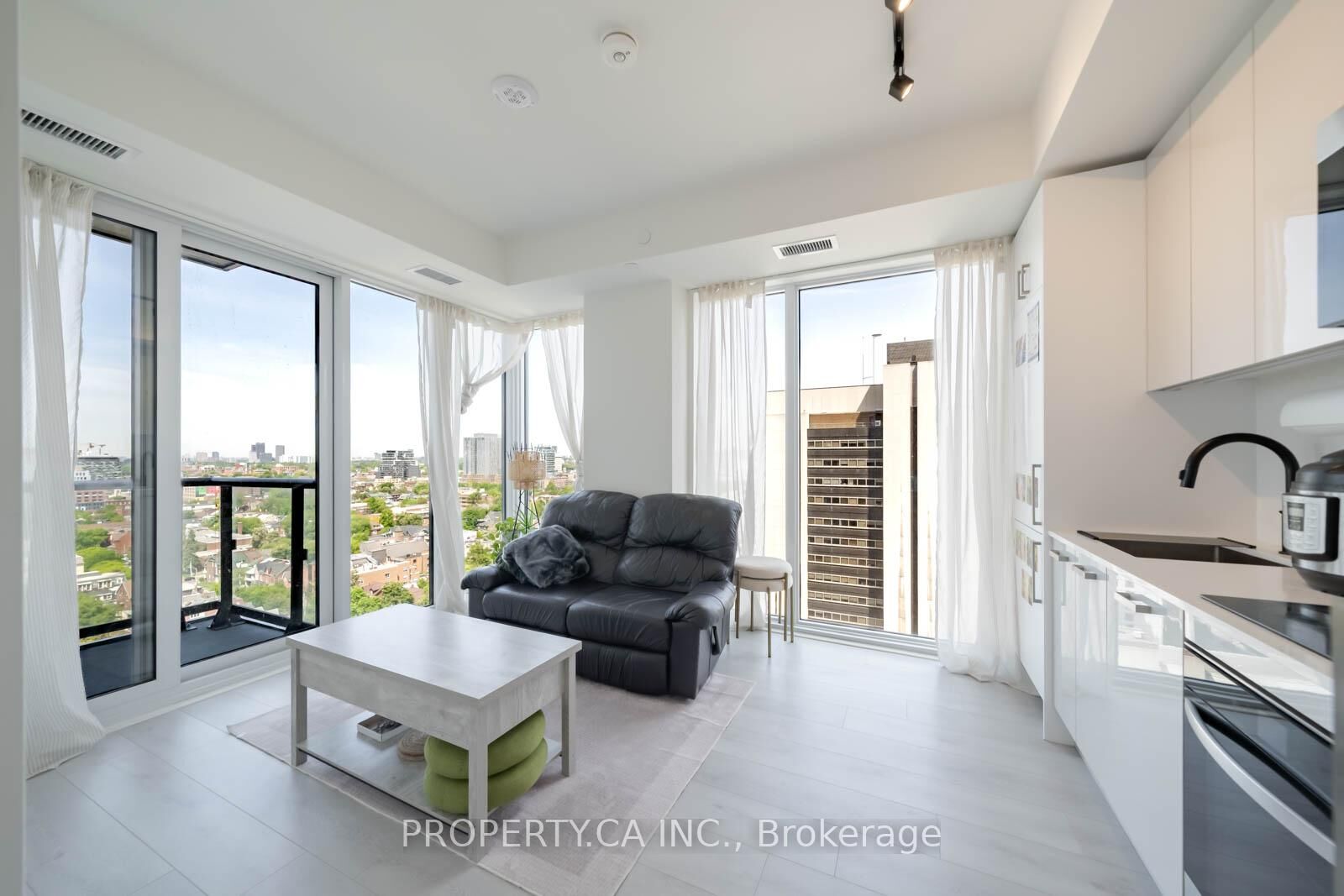 Property Photo:  280 Dundas Street W 1702  ON M5T 0E3 