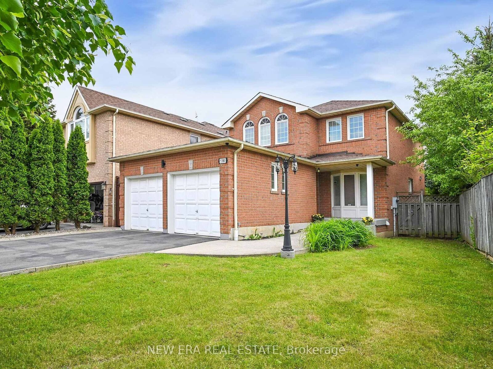 Property Photo: 5380 Floral Hill Crescent ON L5V 1V3