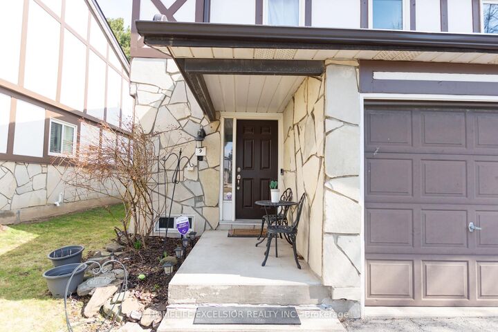 Property Photo: 2200 Glenwood School Drive 9 ON L7R 4H3