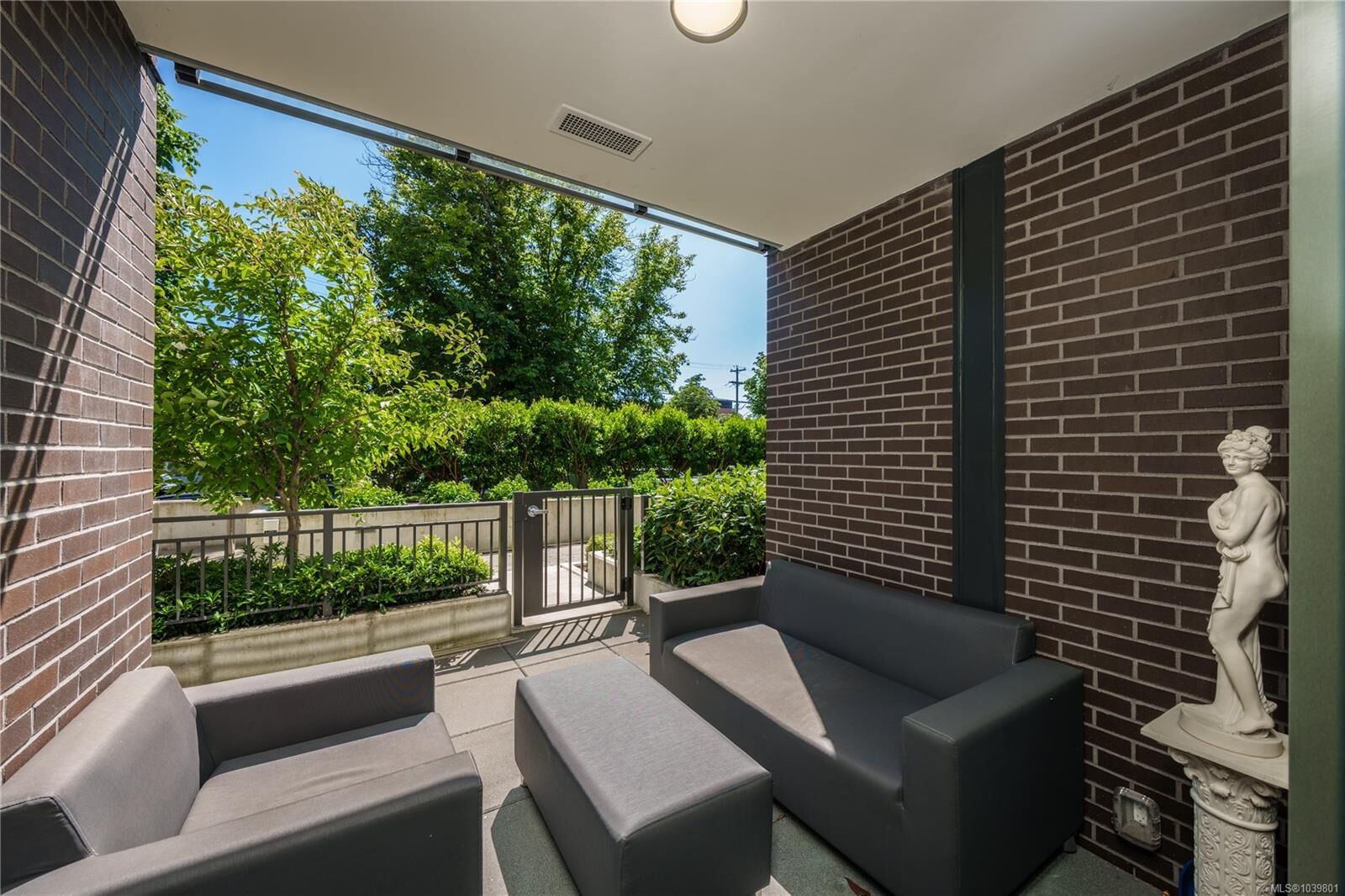 Property Photo: 550 Michigan St #101 BC V8V 0G3