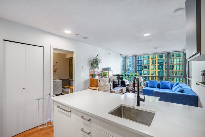 1367 Alberni Street 1706 — photo 1