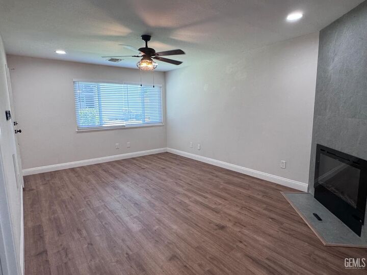 Property Photo:  930 Olive Drive 26  CA 93308 