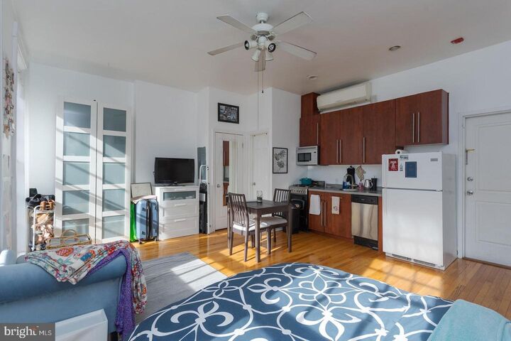 Property Photo:  711 Walnut Street 00 2F  PA 19106 