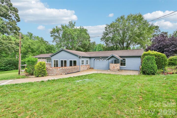 Property Photo: 1621 N Oak Drive NC 28150