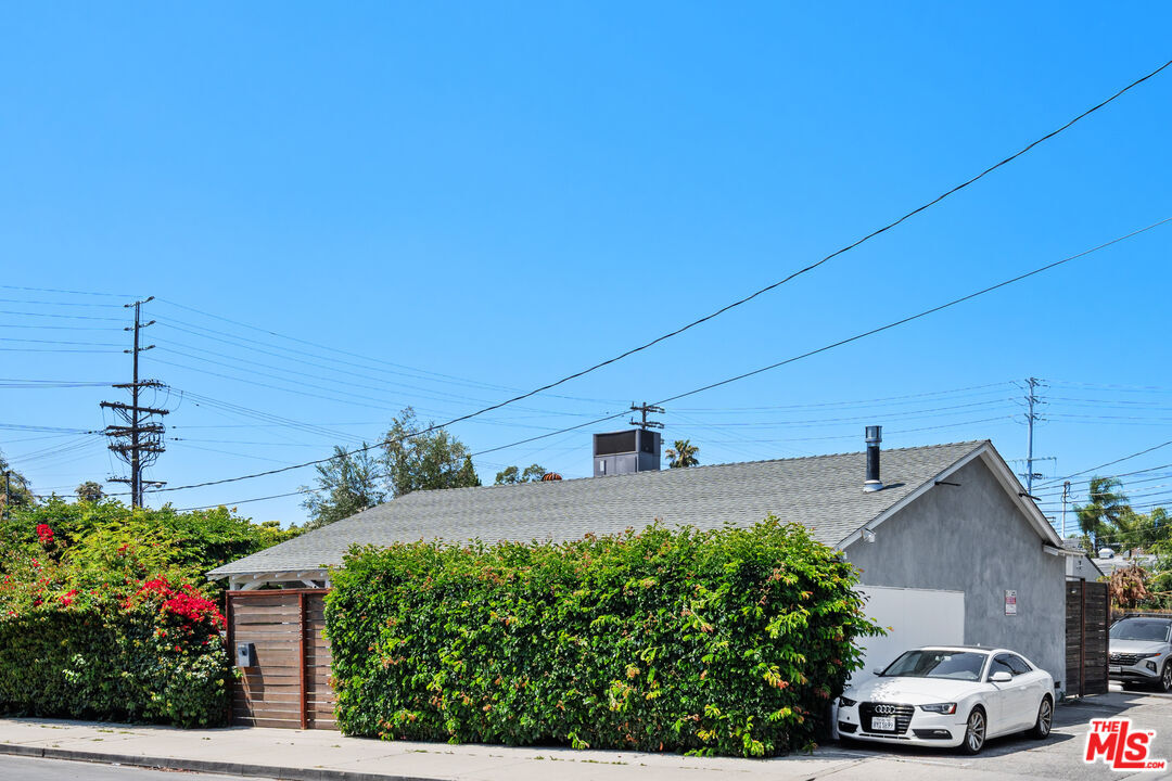 Property Photo: 5205 Agnes Ave CA 91607