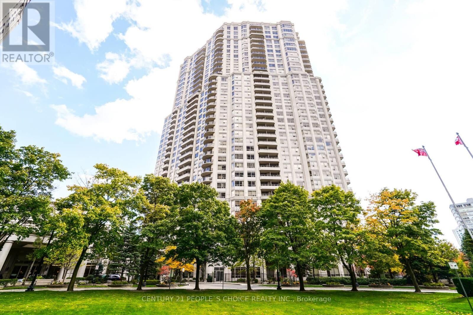 Property Photo: 25 Kingsbridge Garden Circle 2316 ON L5R 4B1