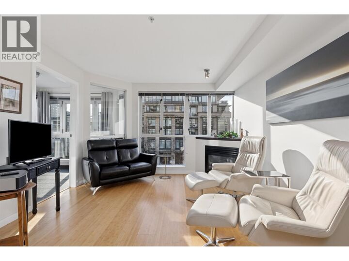 Property Photo: 122 East 3rd Street 311 BC V7L 1E6
