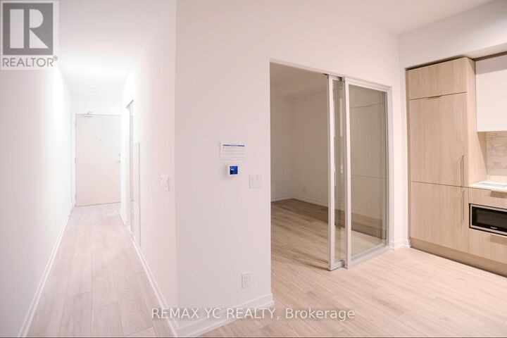 Property Photo: 2020 Bathurst Street 721 ON M5P 3L1