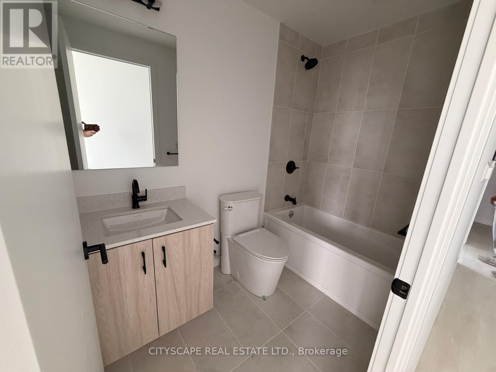 Property Photo:  4878 Powers Common 1602C  ON L7M 2B4 