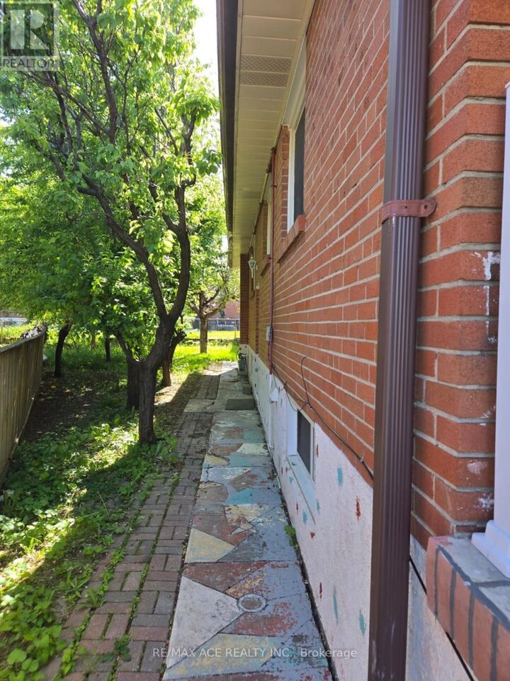 Property Photo:  45 Wheelwright Crescent Bsmt  ON M3N 1V2 