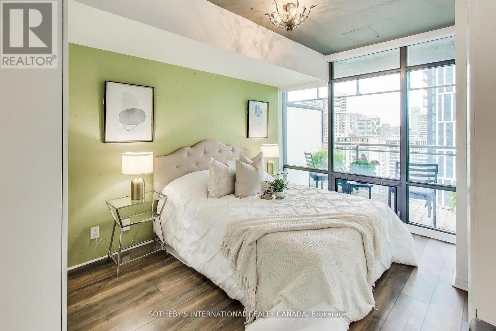 Property Photo:  22 Wellesley Street East 2002  ON M4Y 1G3 