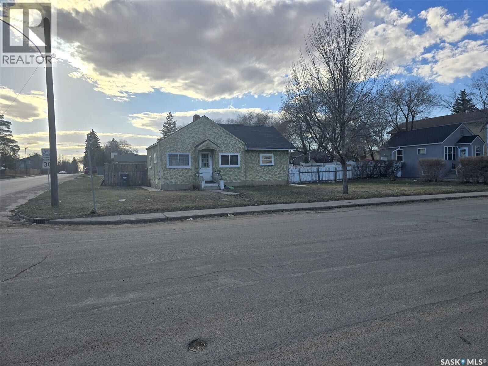 Property Photo:  201 R Avenue N  SK S7L 2Y6 