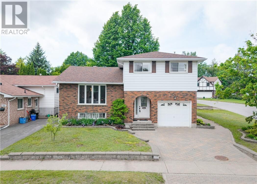 Property Photo:  585 Summerhill Crescent  ON P3A 4T3 