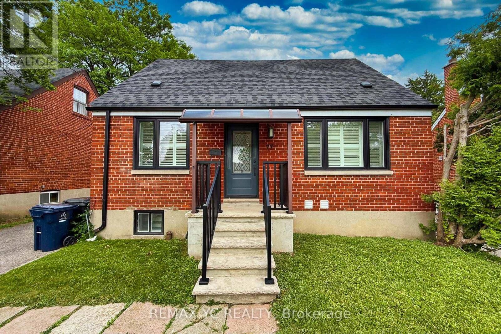Property Photo:  77 Talbot Road  ON M2M 1S1 