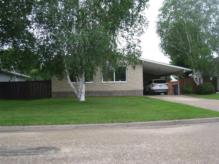 Property Photo: 433 11th Avenue North MB R0L 1Z0
