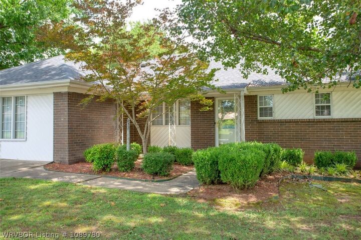 Property Photo:  1910 N 46th Terrace  AR 72904 