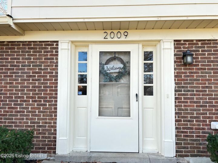 Property Photo:  2009 Meadowgate Ln  KY 40223 