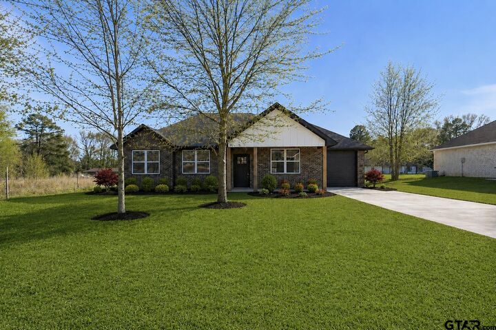 Property Photo: 400 Guadalupe St TX 75757