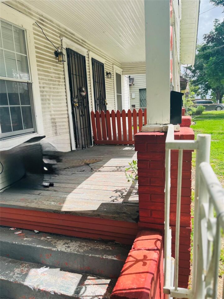 Property Photo:  305 N Bryan Street  TX 77011 
