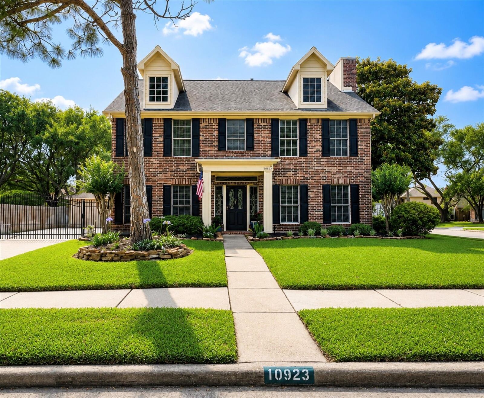 Property Photo: 10923 Hickory Tree Court TX 77065