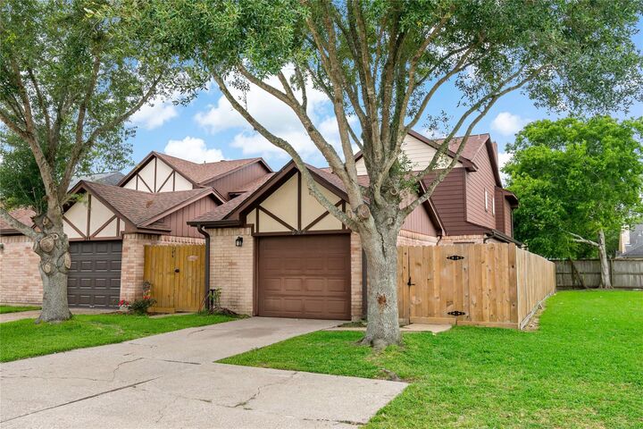 Property Photo: 542 Birdsong Drive TX 77573