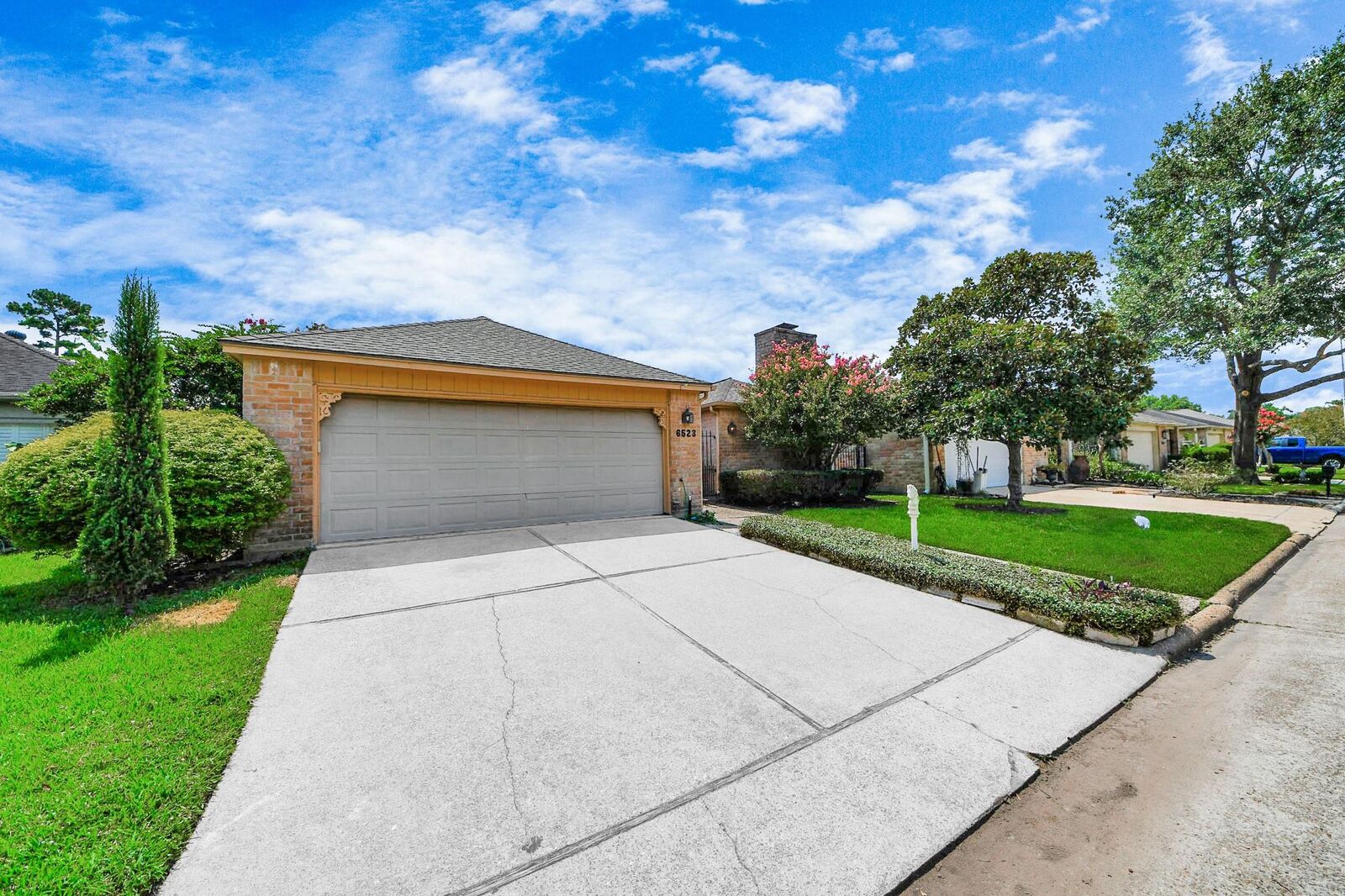 Property Photo: 6523 Oakland Hills Drive TX 77069