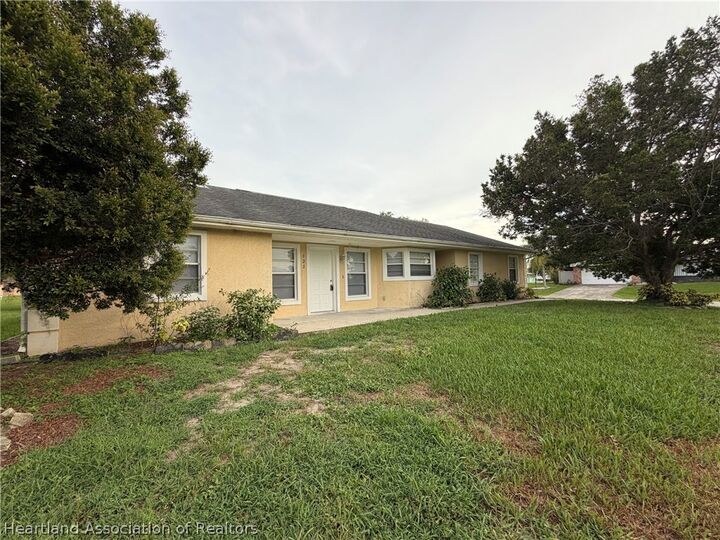 Property Photo:  123 Friendly Circle  FL 33876 