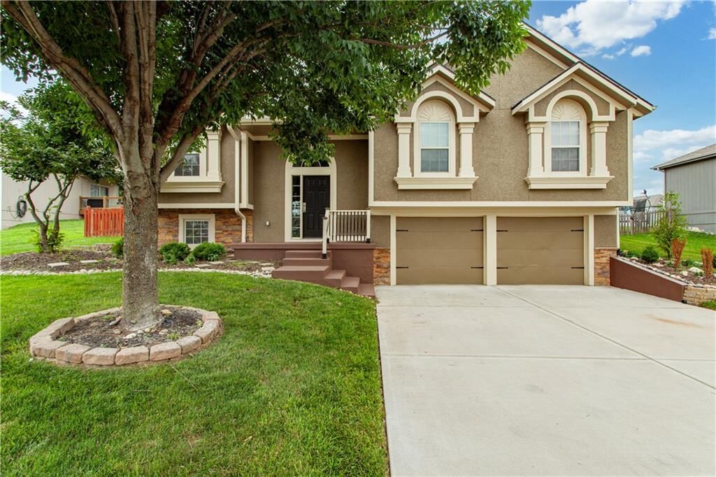 Property Photo:  1002 SW Eagle Drive  MO 64075 