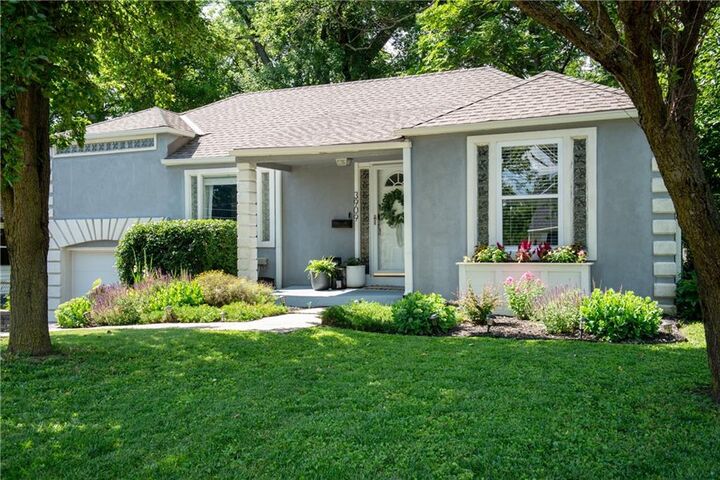 Property Photo:  3909 W 47th Street  KS 66205 