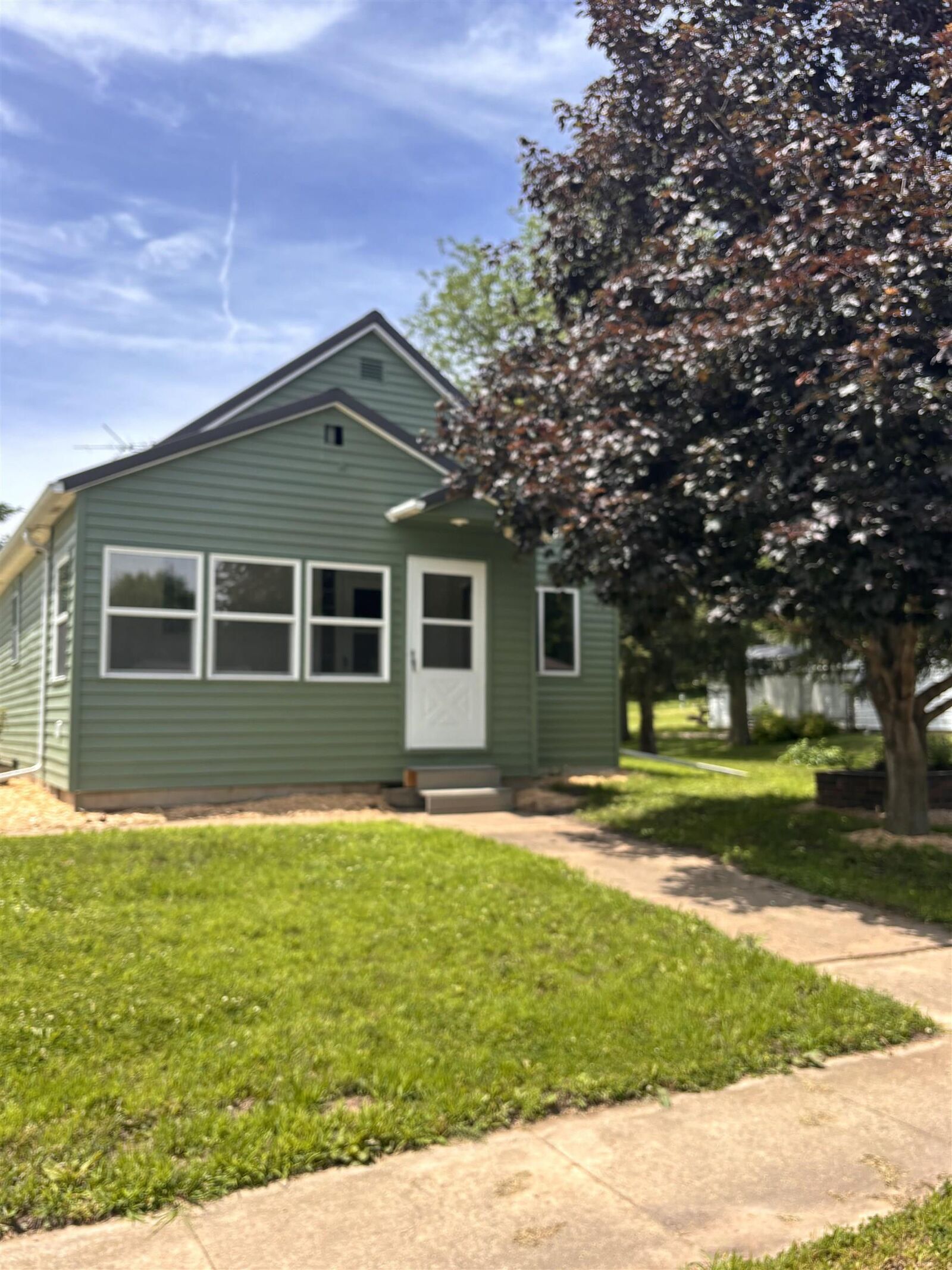 Property Photo:  814 Greeley Street  IA 50658 