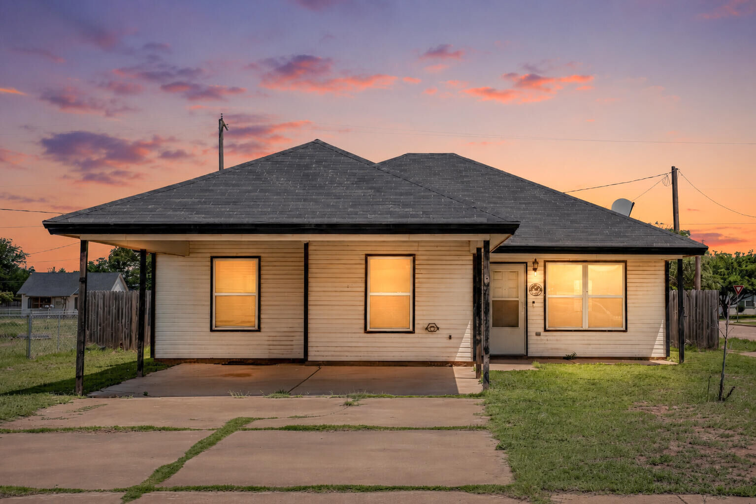 Property Photo: 319 E Queens Street TX 79403