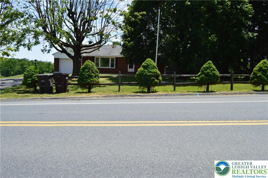 Property Photo:  1819 Blue Barn Road  PA 18069 