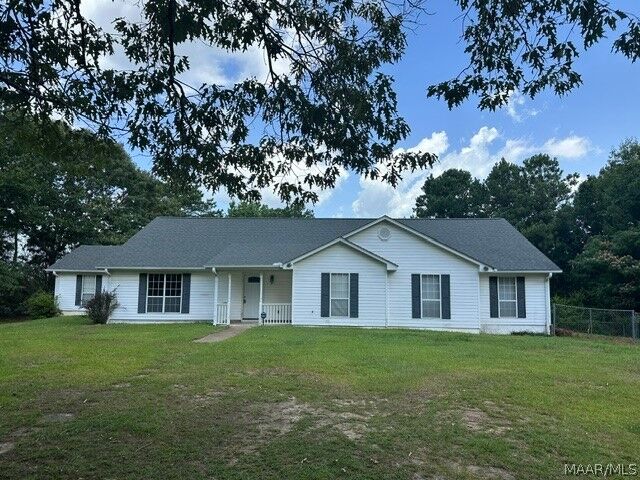 Property Photo: 2622 Highway 82 W AL 36067