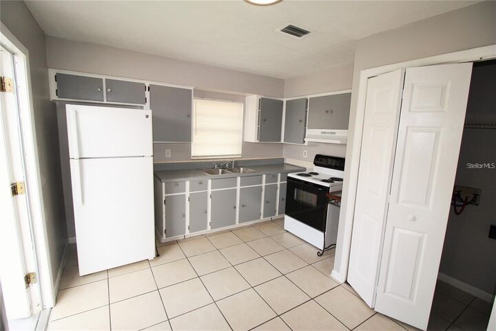Property Photo: 9418 N 50th Street B FL 33617