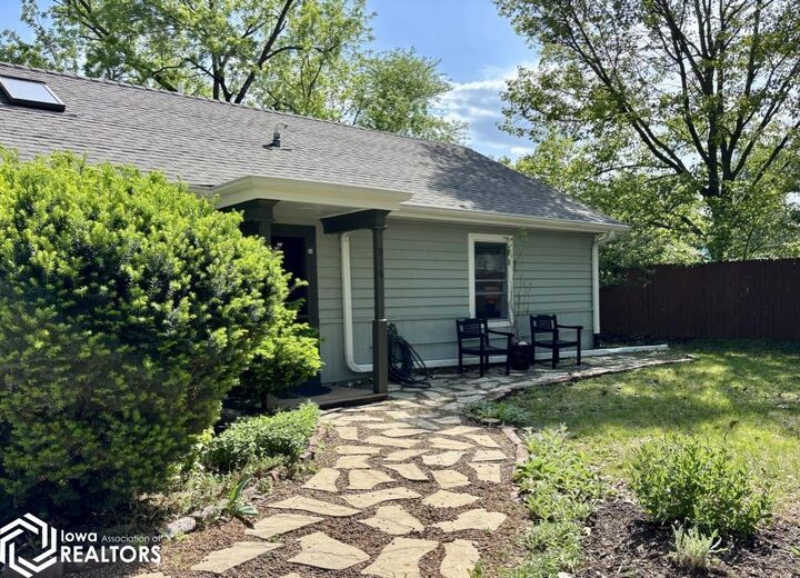 Property Photo: 916 South Main Place IA 52556