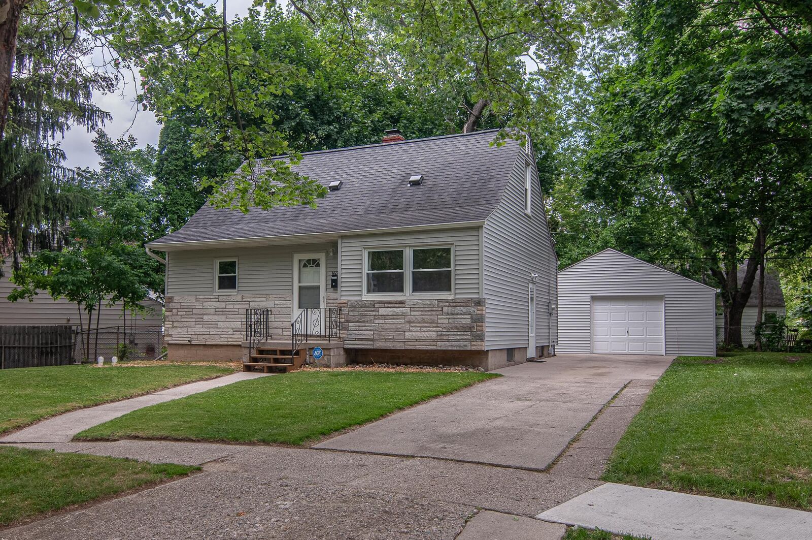 Property Photo:  1621 Blackberry Lane  MI 48507 