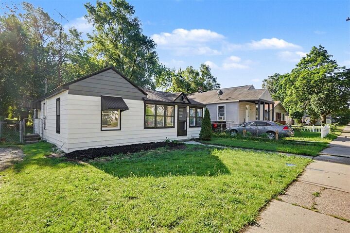 Property Photo:  2484 Lincoln Street  MI 49441-1254 