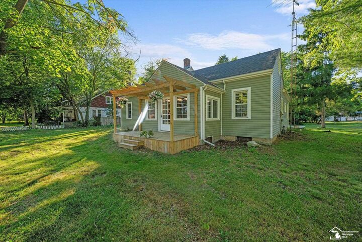 Property Photo:  93 N Division Street  MI 49270 