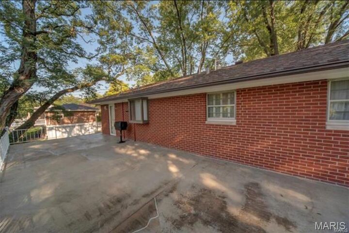 Property Photo: 18 Dorchester Drive IL 62223