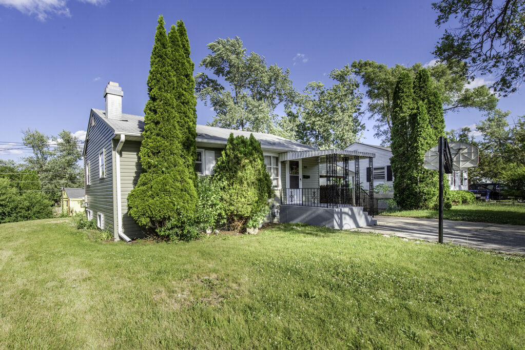 Property Photo: 2809 N Elmwood Avenue IL 60087