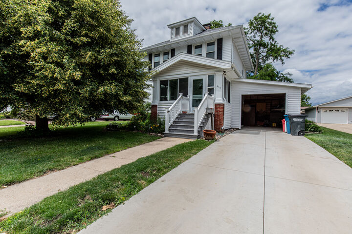 Property Photo: 419 E Lincoln Street IL 61356