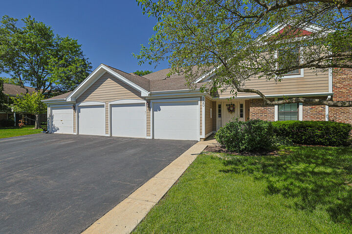 Property Photo: 220 Oak Knoll Court B2 IL 60193