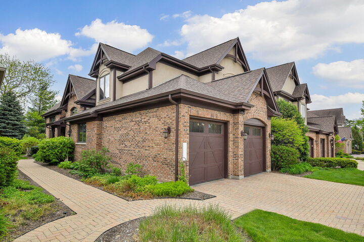 Property Photo: 2009 Mackenzie Place 2009 IL 60187