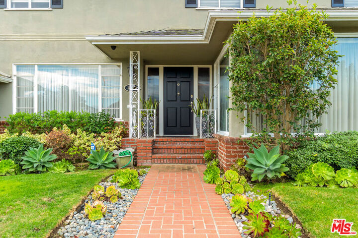 Property Photo:  4152 Mount Vernon Drive  CA 90008 