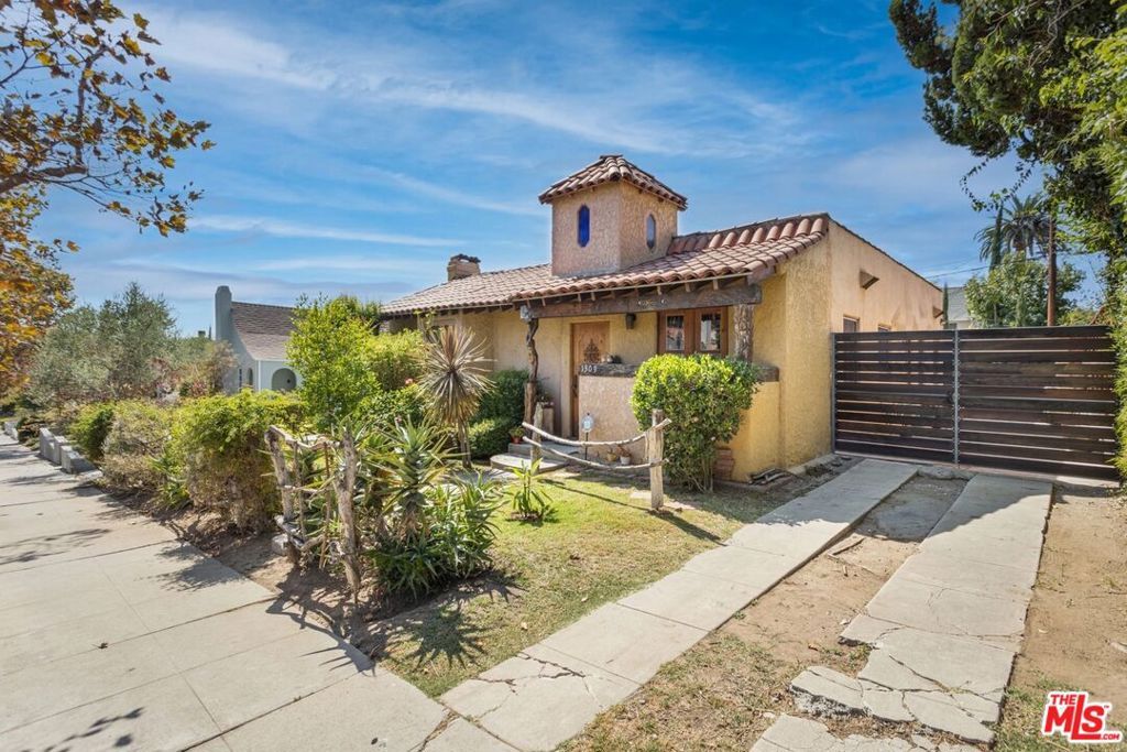 Property Photo:  1309 Carmona Avenue  CA 90019 