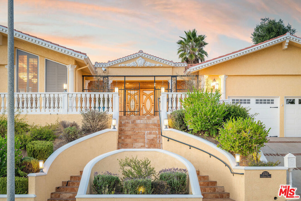 Property Photo:  2315 N Hobart Boulevard  CA 90027 