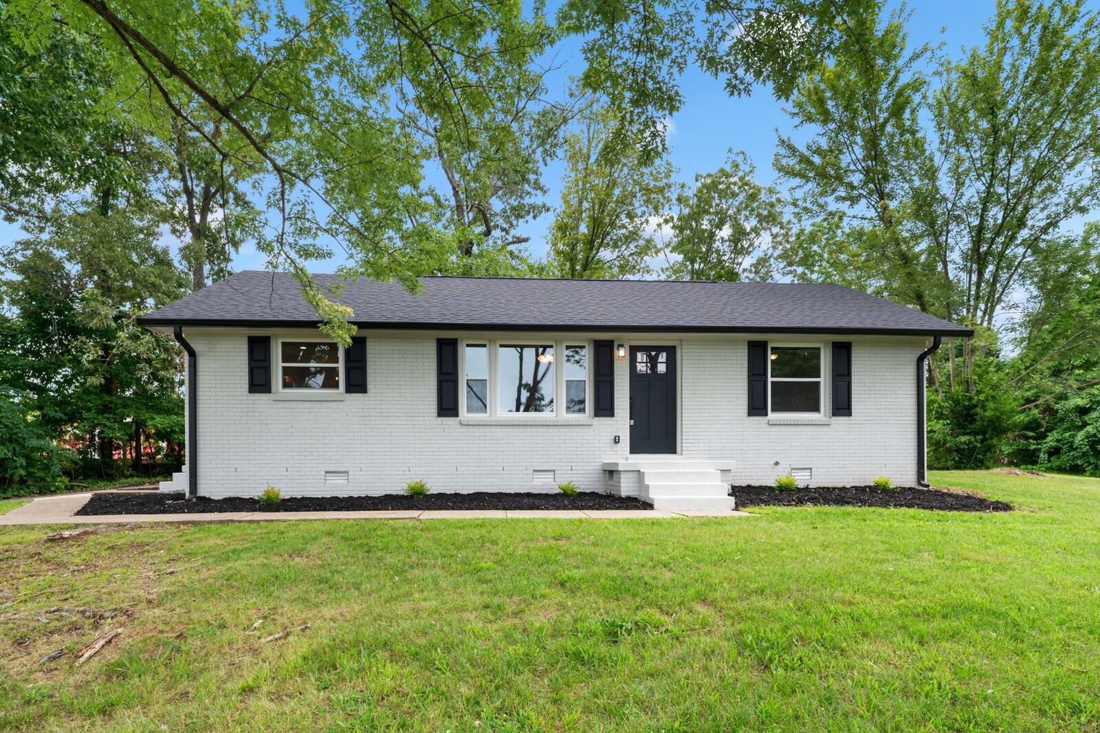Property Photo: 608 Zinnia Dr TN 37042