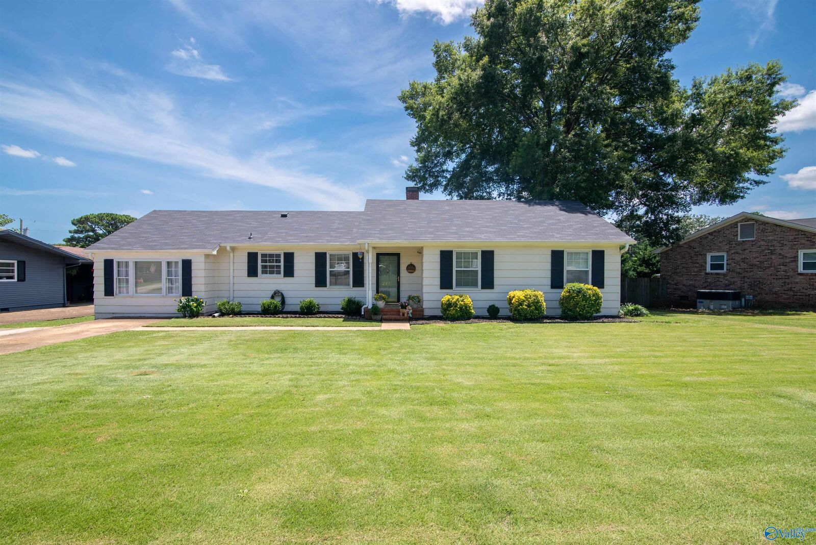 Property Photo:  2403 SE Murphree Road  AL 35601 